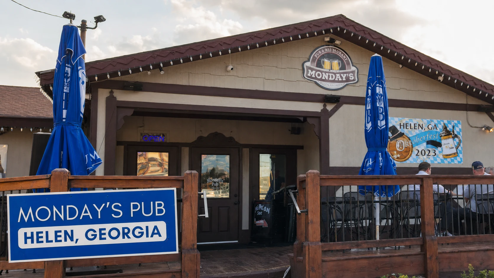 Monday's Pub